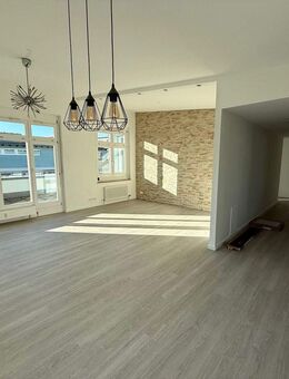 Renovierte, exkl. 3,5-Zimmer-Penthousewohnung mit sonniger großer Dachterrasse in bevorzugter Lage - Leinfelden-Echterdingen