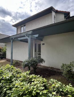 Helle Erdgeschosswohnung mit überdachtem Eingang, Terrasse und Stellplatz - Hude (Oldb)