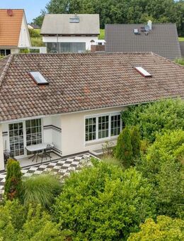 Top-Lage, Privatsphäre & Naturblick! Exklusives Anwesen mit 1.906 m² Grundstück und Einliegerwohnung - Stegaurach
