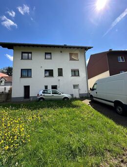 Zweifamilienhaus mit Garten und vier Garagen plus Einliegerwohnung - Mossautal
