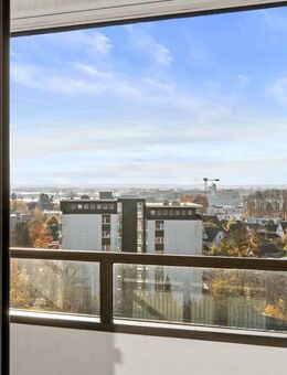 Weitblick trifft Wohnkultur - Exklusive 3-Zimmer-Wohnung mit Elbblick, Balkon und Pool in zentraler Lage von Wedel. - Wedel