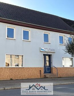 Modernisiertes Mehrfamilienhaus mit 2 Wohneinheiten und 2 Gewerbeeinheiten in Loitz zu verkaufen. - Loitz
