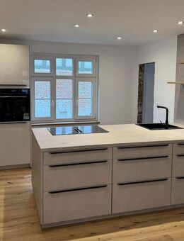 Einfamilienhaus mit Scheune, Erstbezug nach Komplettsanierung, Wärmepumpe mit FBH, 4 Zimmer, 2 Bäder - Zierenberg Zentrum