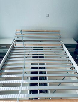 Bett mit Lattenrost & Nachttischen & guter Zustand - Celle