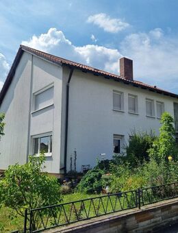 Erdgeschosswohnung sofort beziehbar! Gepflegtes Zweifam.-Haus mit Doppelgarage und Garten in ruhiger Lage, Grund 638m² - Ebelsbach