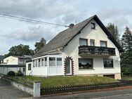 Neue Chance für Sie in Langenhahn, großzügiges Wohnhaus mit Garagen und Garten! - Langenhahn