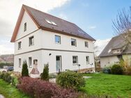 Komplett renoviertes großzügiges Ein-/Zweifamilienhaus in ruhiger Lage von Blomberg - Blomberg (Nordrhein-Westfalen)