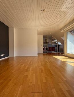 Lörrach-Brombach / Sehr schöne 2,5 Zi. Dachgeschoss-Wohnung inklusive Tiefgarage und Einbauküche (im Preis enthalten) - Lörrach