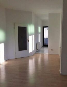 2-Raum-Wohnung mit Balkon, Dusche, Küche mit Fenster - Zwickau
