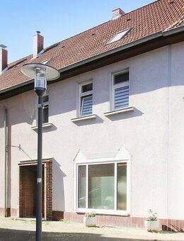 Teilsaniertes Mehrfamilienhaus mit Gewerbe und Entwicklungspotenzial! - Haldensleben