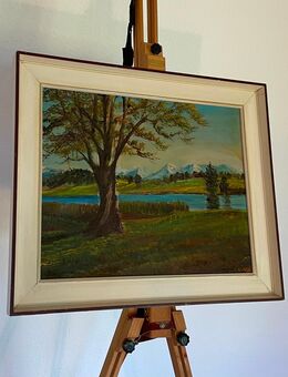 Stimmungsvolles Öl-Gemälde mit Signatur – Landschaft mit See, Baum und Alpenpanorama - Gundelsheim Zentrum