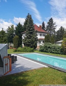 Klassische Stadtvilla mit tollen Pool und großzügigem Grundstück - Weinböhla