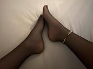 Junge Göttin bietet Fußbilder, Nylons, Nagellack 💅, Socken - Neuburg (Donau)