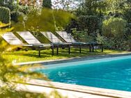 Urlaubs-Feeling zu Hause: Stilvoller Bungalow mit Pool und besonderem Ambiente - Krailling