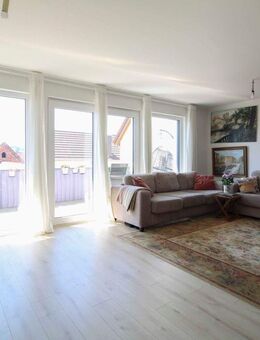 Neuwertige Etagenwohnung mit Balkon, 2 Carport - Stellplätzen & Wärmepumpe - Wohnkomfort in Goldbach - Goldbach (Bayern)