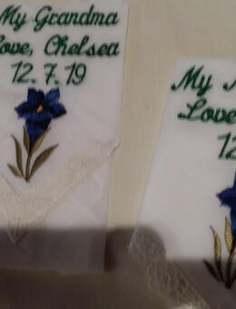 Taschentuch mit Blume und Name,Wort,Datum bestickt - Stuttgart