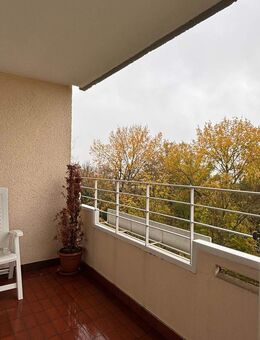 Helle 2-Zimmer-Wohnung mit Balkon und Tageslichtbad in Saarbrücken - Saarbrücken