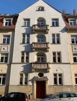 Frisch renovierte 3-Zimmer-Wohnung mit kleinem Balkon, Essküche & neuem Laminatboden - Dresden