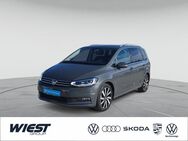 VW Touran, 1.5 TSI Highline, Jahr 2022 - Darmstadt