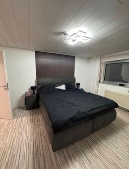 Modernes Boxspringbett inkl. Beistelltische & Lampen – sehr gepflegt - Düren