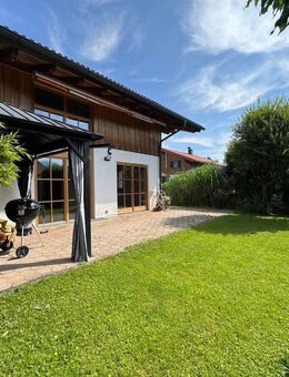 Modernisierte DHH mit EBK, Ofen, Doppelgarage, Carport und 3 Hütten - Übersee