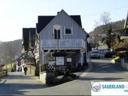 Mitten im Zentrum von Westfeld gelegenes geräumiges Wohnhaus - Schmallenberg