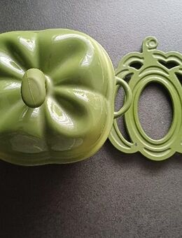 Bräter in Paprika Form Gusseisen mit Untersetzer - Hückelhoven