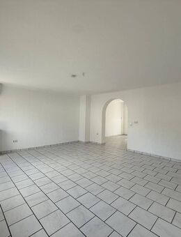 Charmante 5-Zimmer-Maisonette-Wohnung mit großer Terrasse und Garten in begehrter Lage von Dudweiler - Saarbrücken