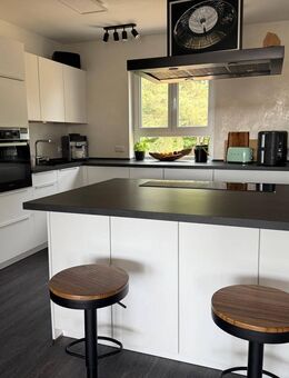 Hochwertig kernsanierte, helle 4-ZW mit EBK, Kamin und Balkon in 91074 Herzogenaurach - Herzogenaurach