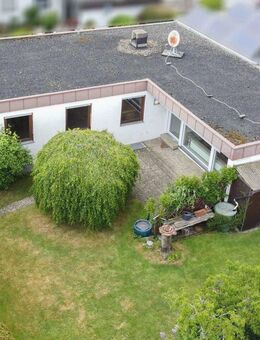 Wohnen auf einer Ebene: Bungalow mit Garten, Keller, Zwei Garagen und Freistellplatz - Balingen