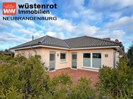 WOHNEN AUF EINER EBENE: WINKELBUNGALOW MIT EINBAUKÜCHE + SONNENTERRASSE + DOPPELCARPORT - Neubrandenburg