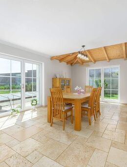 Modernes Einfamilienhaus mit großem Grundstück, Pool und Doppelgarage - Wenzenbach