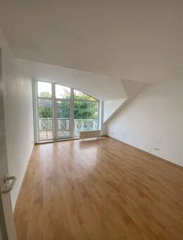 Wurzen* helle 3 Zimmer-Wohnung * Laminat* Tageslichtbad*Balkon* derzeit in Renovierung - Wurzen