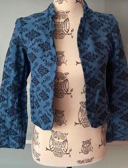 Elegante Kurzjacke in Blau mit schwarzem Ornamentmuster – Größe S - Oberhausen