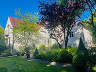 Außergewöhnliches Einfamilienhaus im Villen-Stil mit toll angelegtem Garten und Garagengebäude - Zeilarn