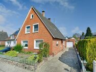 Wasser, Wind und Weser! Wohnen in Strandnähe! 2-Familienhaus auf ca. 705 m² großem Grundstück in ruhiger Sackgassenlage... - Brake (Unterweser)
