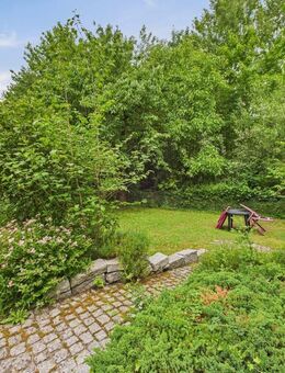 Wohnen am Wald, trotzdem Zentral mit super Verkehrsanbindung und 2 geräumigen Wohnungen - Nürnberg