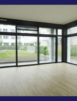 Terrassenwohnung mit großen Fensterfronten, 1,5 Wohnebenen, Einbauküche, Parkett, Gäste-WC - Frankfurt (Main)