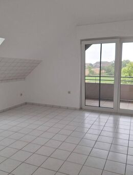 Renovierte und helle 4 Zimmer-Wohnung mit großem Balkon und Carport-Stellplatz - Löhne