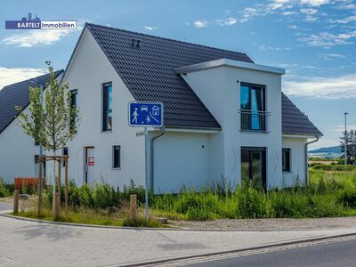 Neubau: Nachhaltiges Wohnen mit historischem Ausblick!