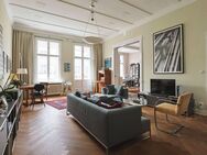 Exklusive Rarität: Wunderschöner Stuckaltbau, 3. OG, Aufzug, 5 Zi., 2 Bäder, Gäste-WC u. Westbalkon, Wohnküche, Deckenstuck, Parkett, Einbauschränke - Berlin