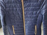 Blaue Stepjacke - Bad Friedrichshall Zentrum