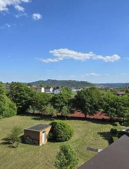 Besondere Terrassenwohnung mit Penthouse-Charakter und traumhaftem Blick übers Remstal! - Korb