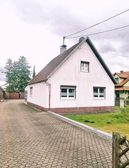 Potenzial für Individualisten: Renovierungsbedürftiges Haus mit großem Garten und Panorama-Blick - Karlshuld