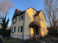 Rückzugsarchitektur in Parknähe - diskretes Dreiparteienhaus mit Entwicklungsspielraum - Nürnberg