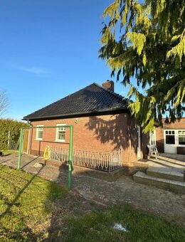 Einfamilienhaus mit Einl.-Wohnung, Lager u. Garagen auf 2.100 m² Eigenland in Lübeck-Niederbüssau - Lübeck