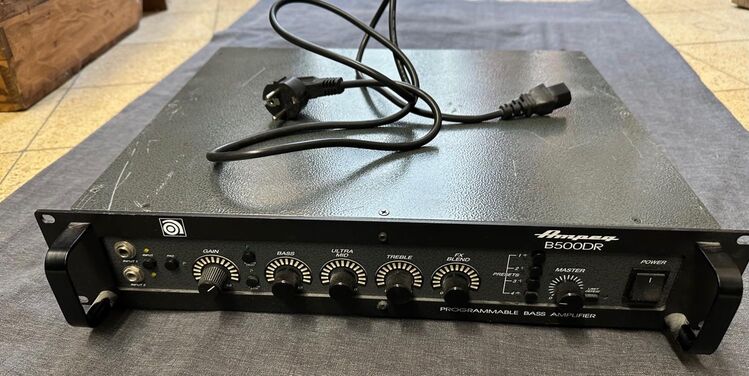 AMPEG B500DR 500Watt Bass Verstärker 2 Eingänge Programmierbar - Köln