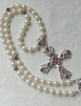Longkette mit Zuchtperlen und einen eingefassten Kreuz - Stemmen
