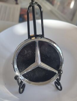 Mercedes Benz Radnaben Abdeckung auf einem Mini Stativ, sehr Dekorativ - Wedel