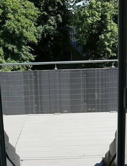 Gemütliche, helle Dachgeschosswohnung mit Balkon/Dachterrasse - Pinneberg